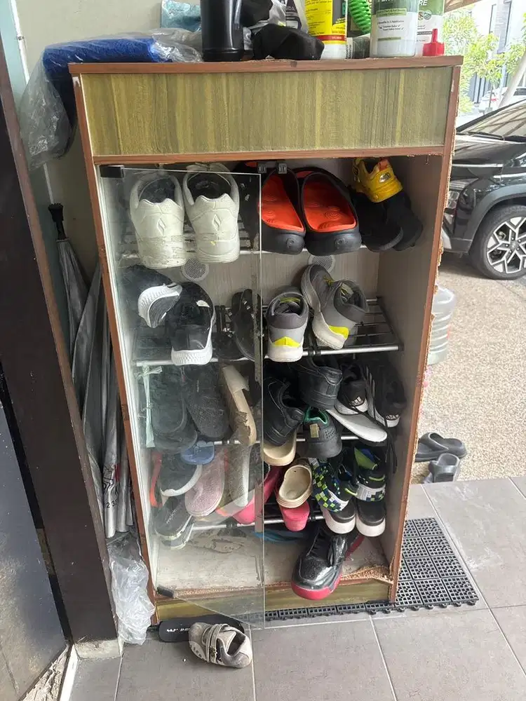 Lemari Sepatu Kaca