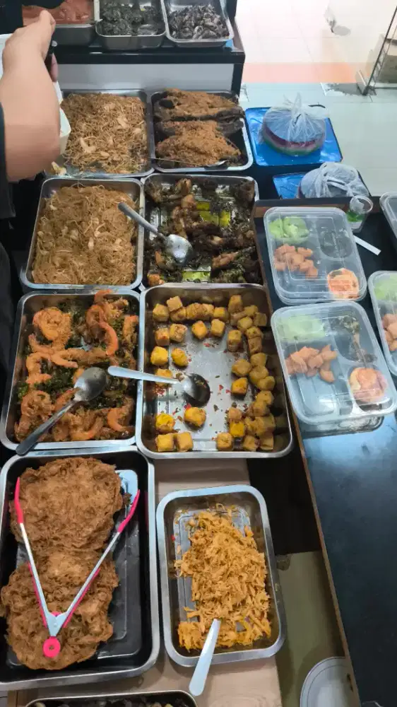 DIBUTUHKAN WAITRESS LAKI LAKI