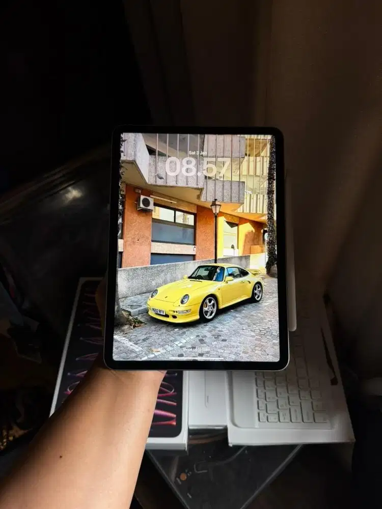 ipad pro gen 4 M2 128gb wifi only + apple pencil gen 2 dan keyboard
