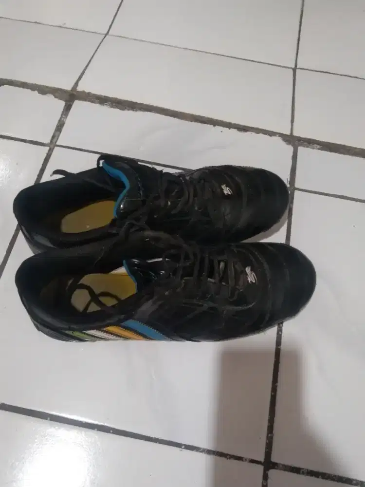 Sepatu futsal hitam uk 42