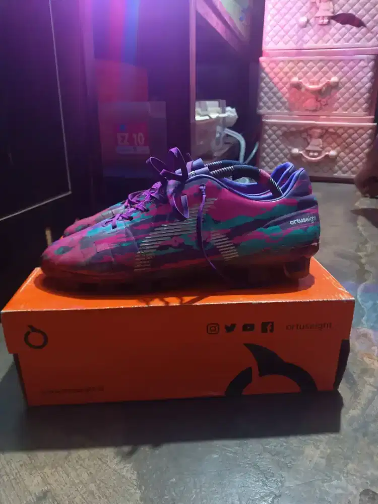 Sepatu bola ortuseight