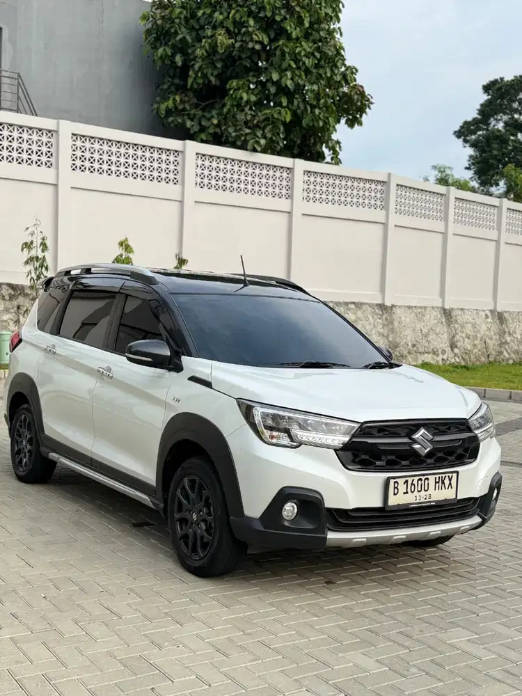 Suzuki XL7 ALPHA HYBRID 2023 KM 35 rb putih