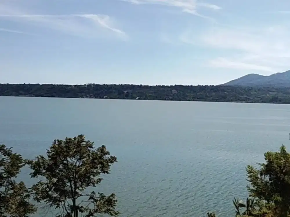 TANAH MURAH DI SISI JALAN DAN BATAS BIBIR VIEW DANAU RANAU DENGAN PANORAMA GUNUNG SEMINUNG WISATA DI OKU SELATAN SUM- SEL