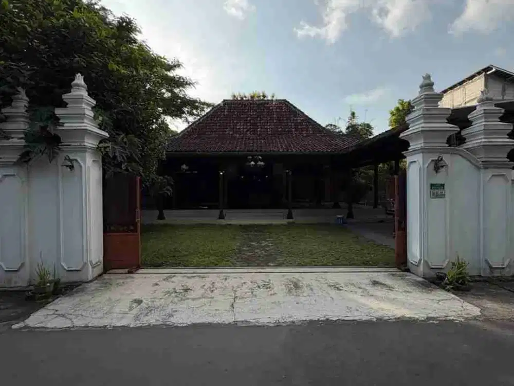 RUMAH KLASIK JOGLO FULL KAYU JATI KUNO DENGAN KOLAM RENANG DI JALAN KALIURANG KM. 13