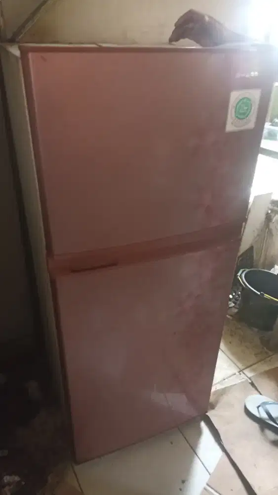 Kulkas 2 pintu merek Sharp