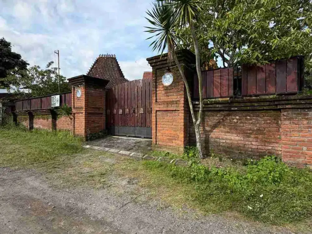 RUMAH DAN JOGLO JAWA KLASIK LAWASAN DI JALAN KABUPATEN TRIHANGGO GAMPING SLEMAN
