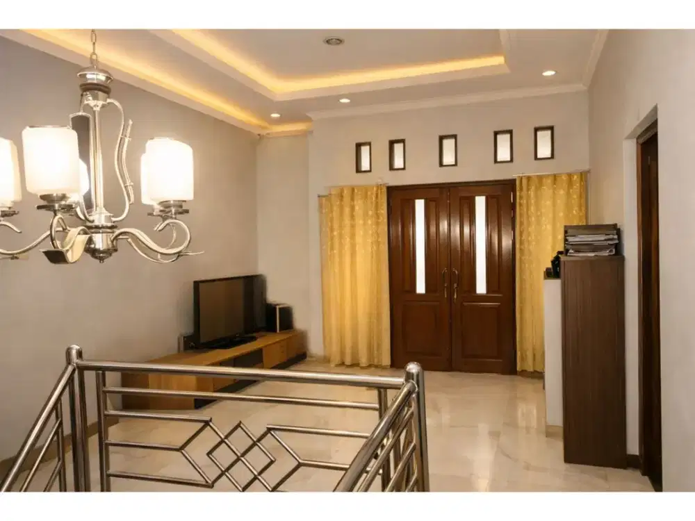 DIJUAL RUMAH 2 LANTAI BAGUS SIAP HUNI STRATEGIS HARGA NEGO SENTUL CITY SSR955