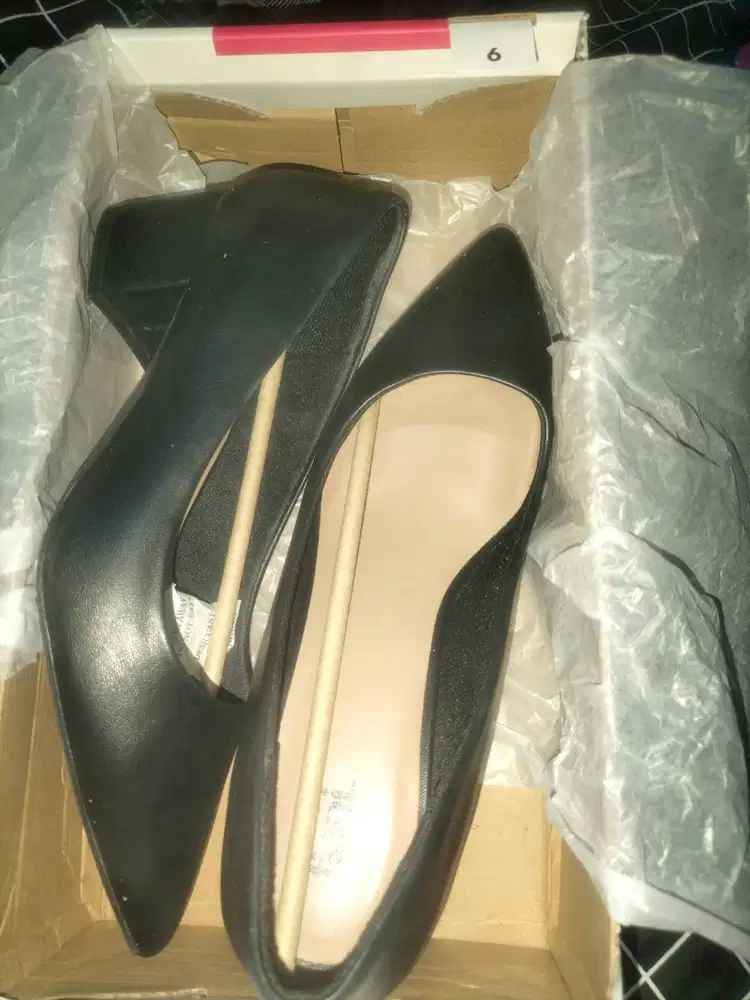 Sepatu hak merek Fioni