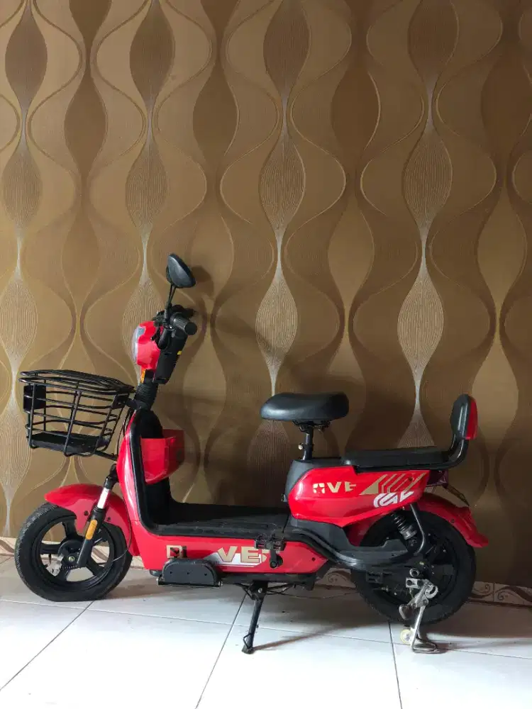 Sepeda listrik red