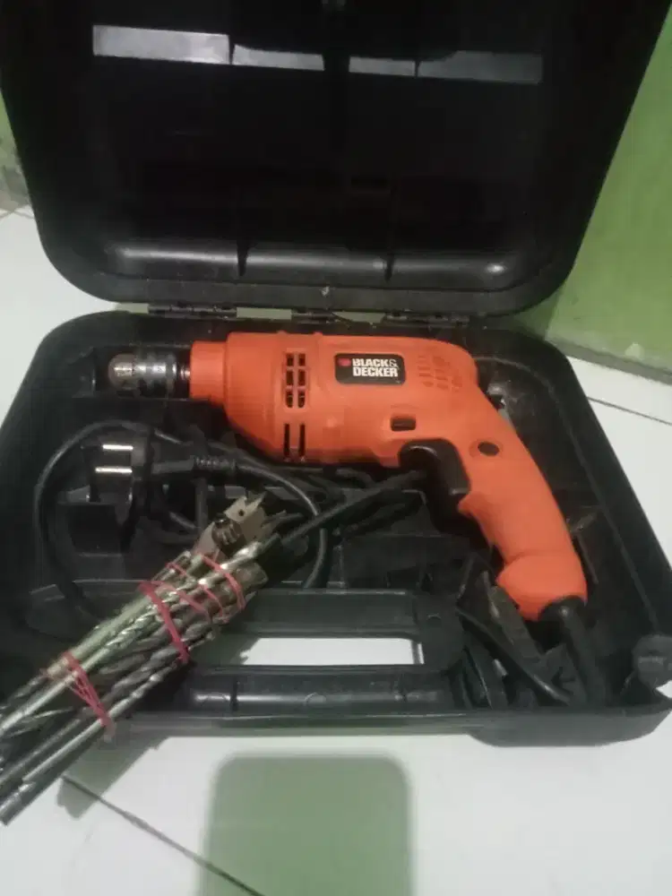 Bor listrik merk Black Decker tipe Hammer Drill  B 102.10 mm KR504re