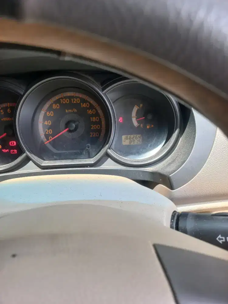 Mobil livina tahun 2010 type sv manual