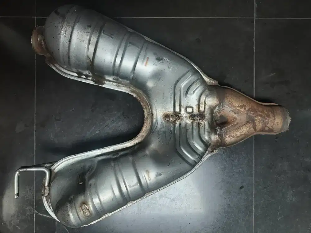 Resonator Tengah Knalpot Standar BMW Seri 5 E39 Original Part Number