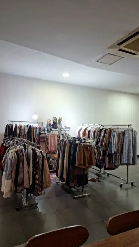 DiButuhkan SPG Baju Dewasa