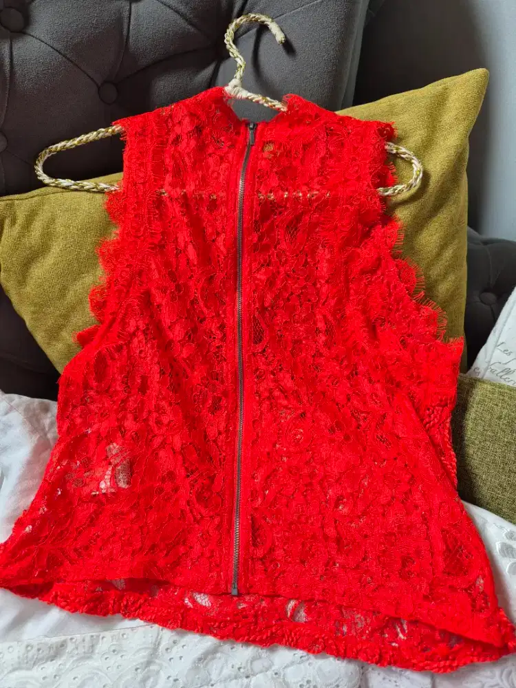 Atasan renda merah Zara.