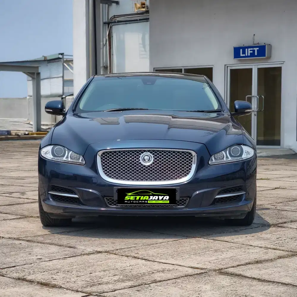 JAGUAR XJ-L LANGKA BIRU TUA METALIK 2011