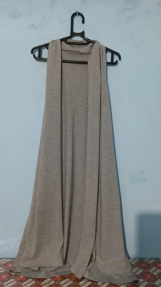 Outer Kaos Abu Polos | Cardigan Tanpa Lengan | Simple & Nyaman