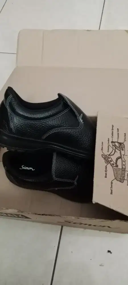 Sepatu safety pria