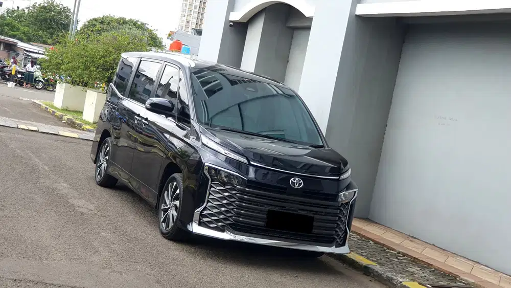 Toyota Voxy 2023 Bensin