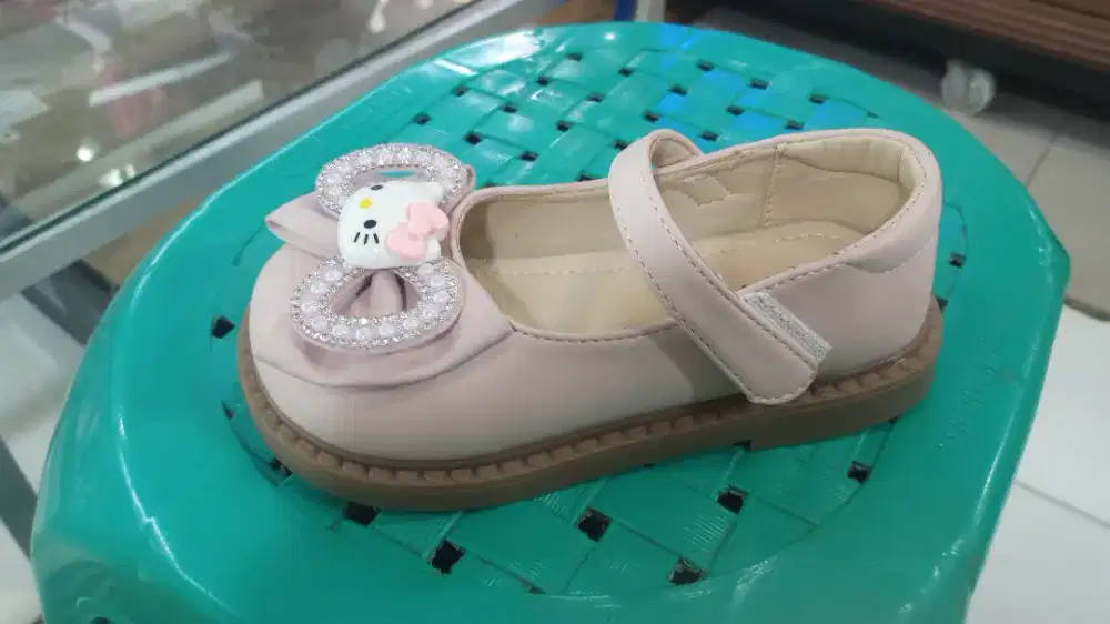 Sepatu anak hello kitty