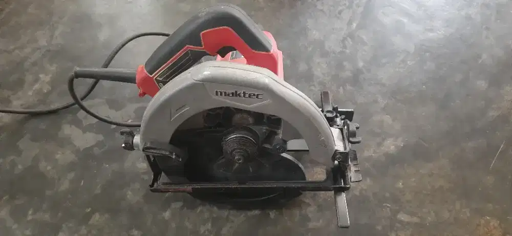 Dijual, mesin Circular saw merk maktec MT583