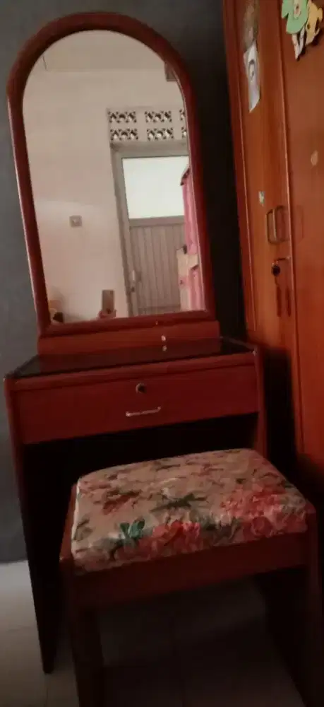 Meja rias bahan kayu