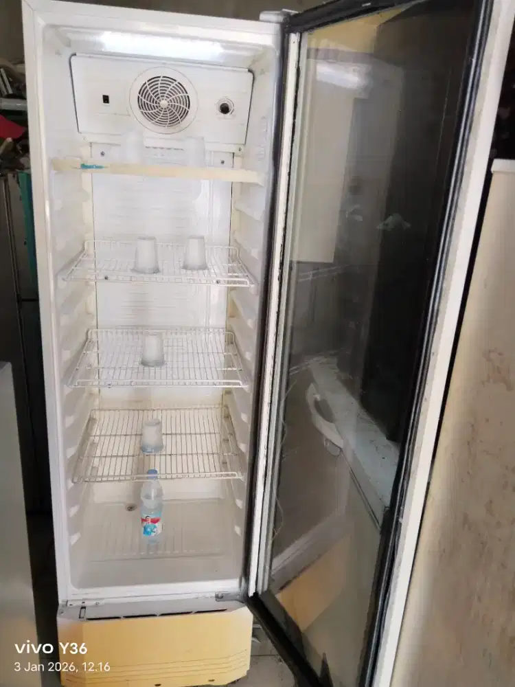 Di jual cepat showcase politron like now ori