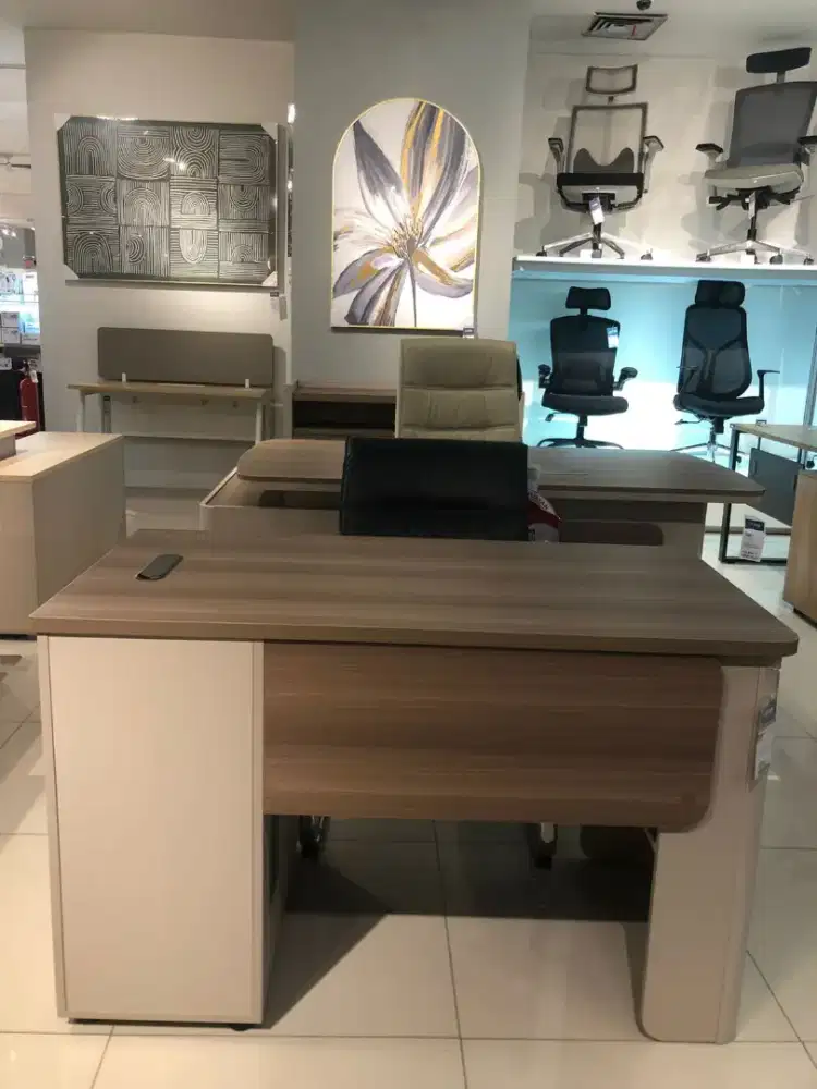 Meja belajar informa