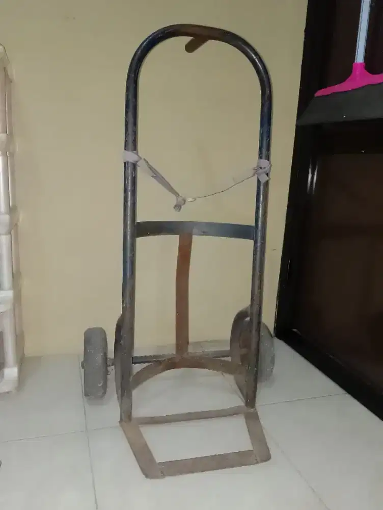 Troli, trolley, trolli galon atau gas