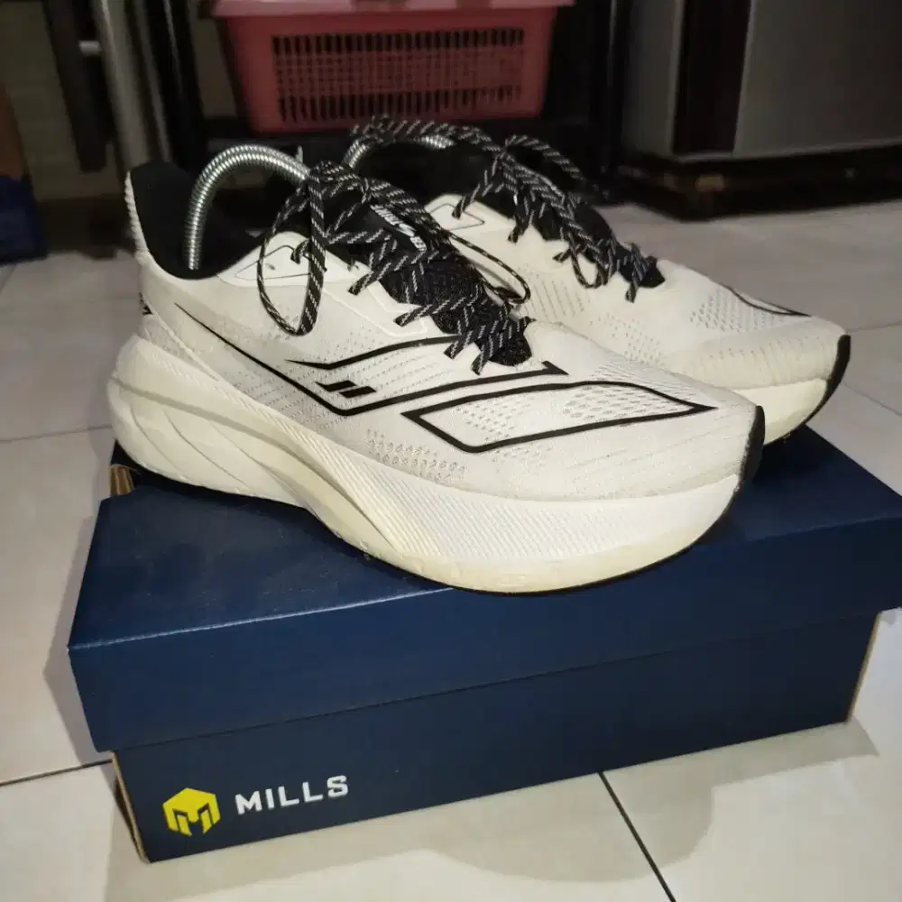 Mills Sepatu Lari Enerstrike Hyper White
