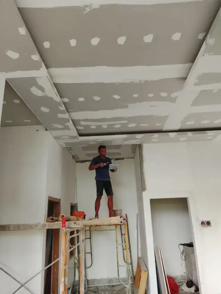 Plafon gipsum dan bangunan rumah