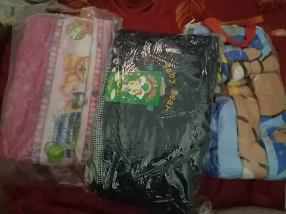 Kasur dan gendongan bayi