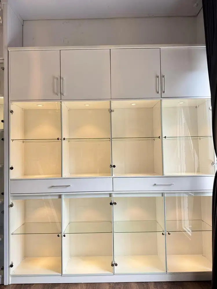 Lemari kotak full kaca + lampu