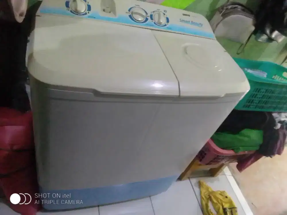 Mesin cuci 2 tabung merek Sanyo