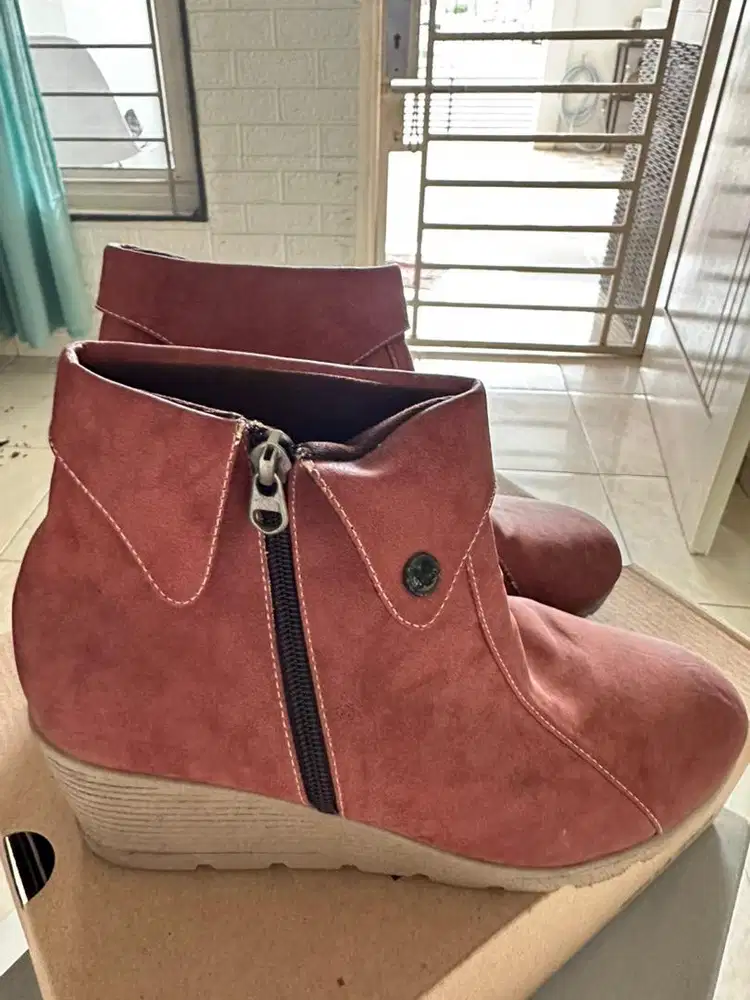 Sepatu boots wanita sz 37 preloved