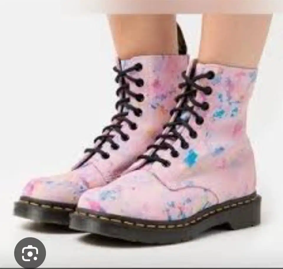 Jual seoatu Dr Martens wanita