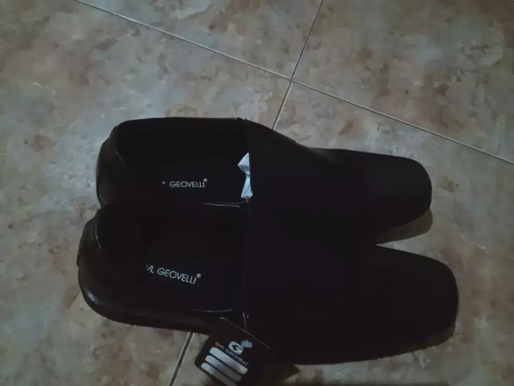Sepatu hitam pria