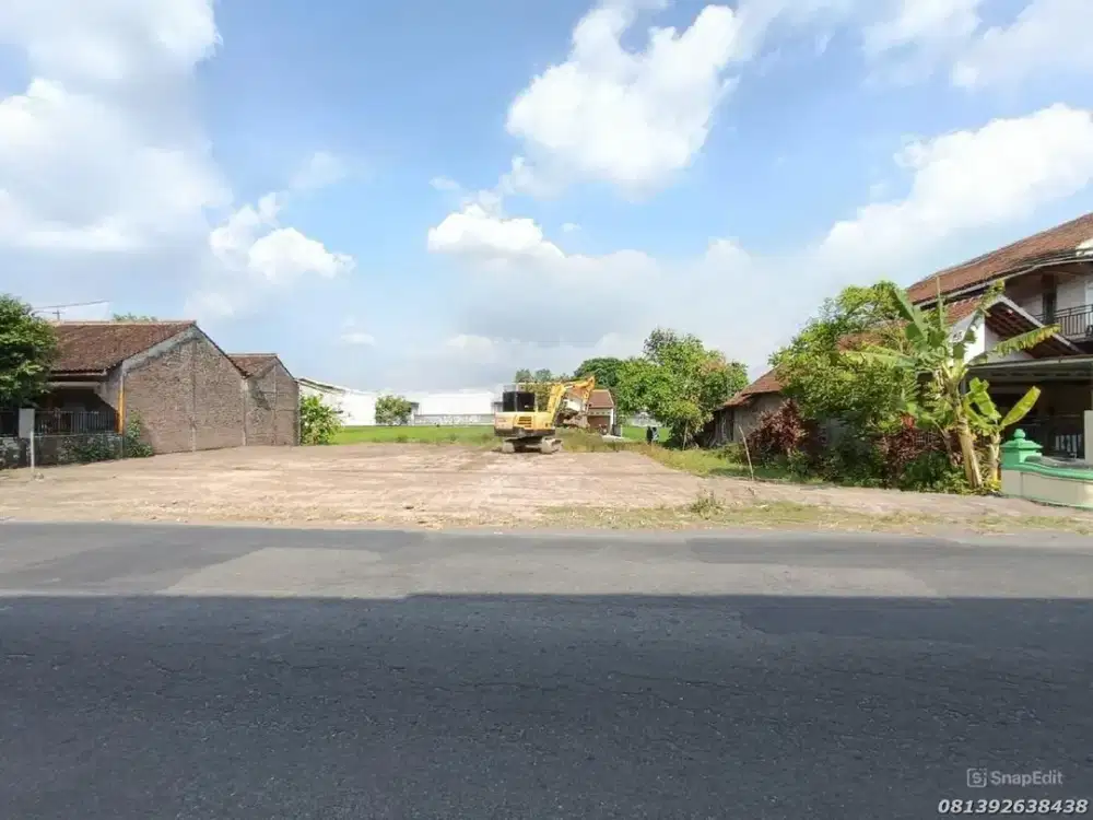 Tanah Jogja Sleman 7 Menit Bandara Adisutjipto Jalan Utama Truk Papasan