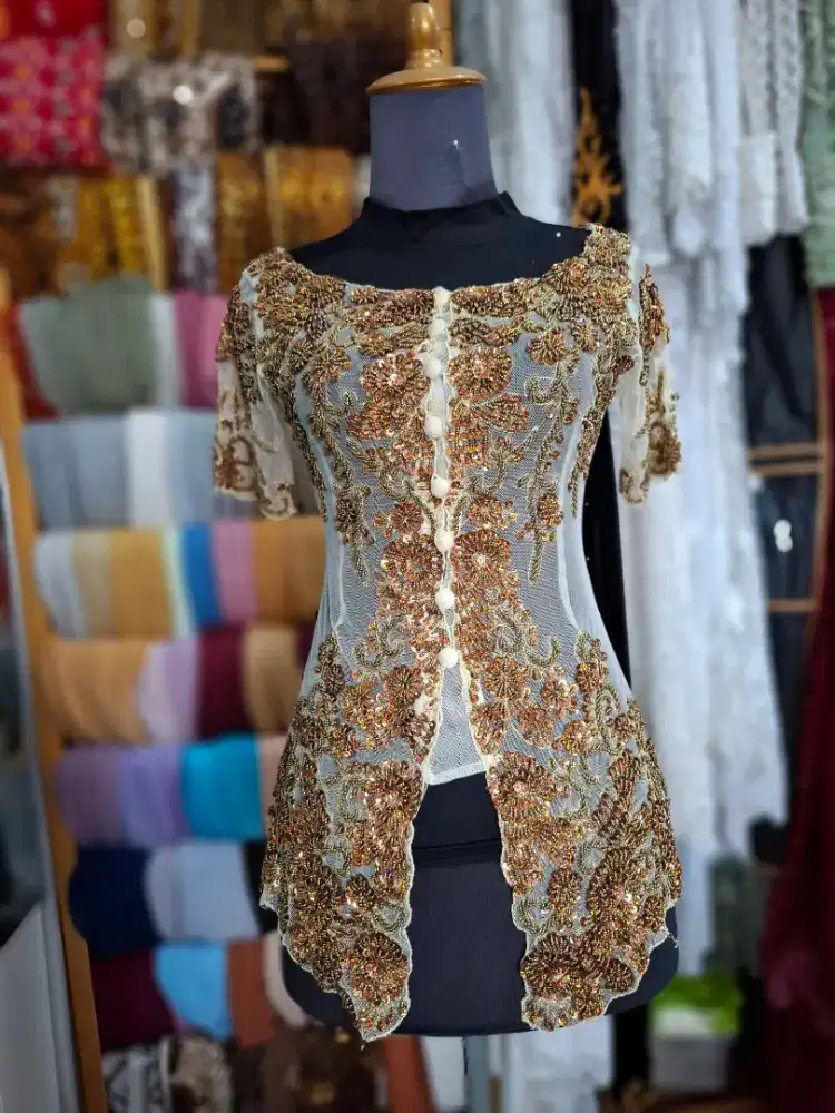 Baju pagar ayu dan ibu hajat