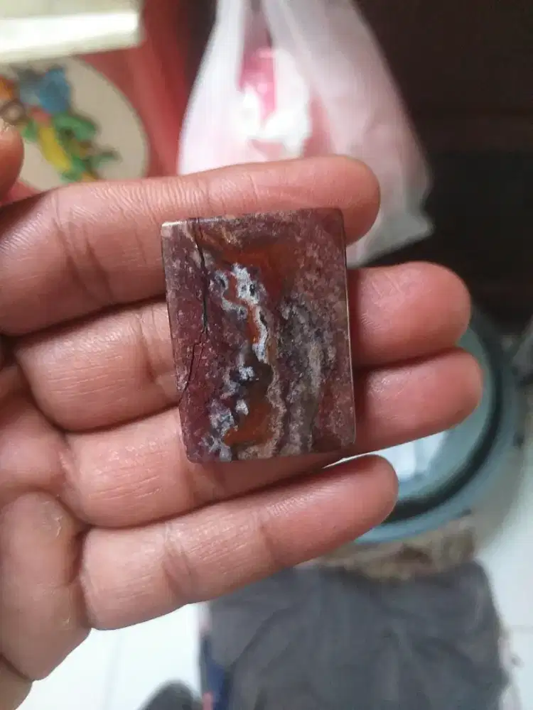 Batu motif gambar anak berdiri