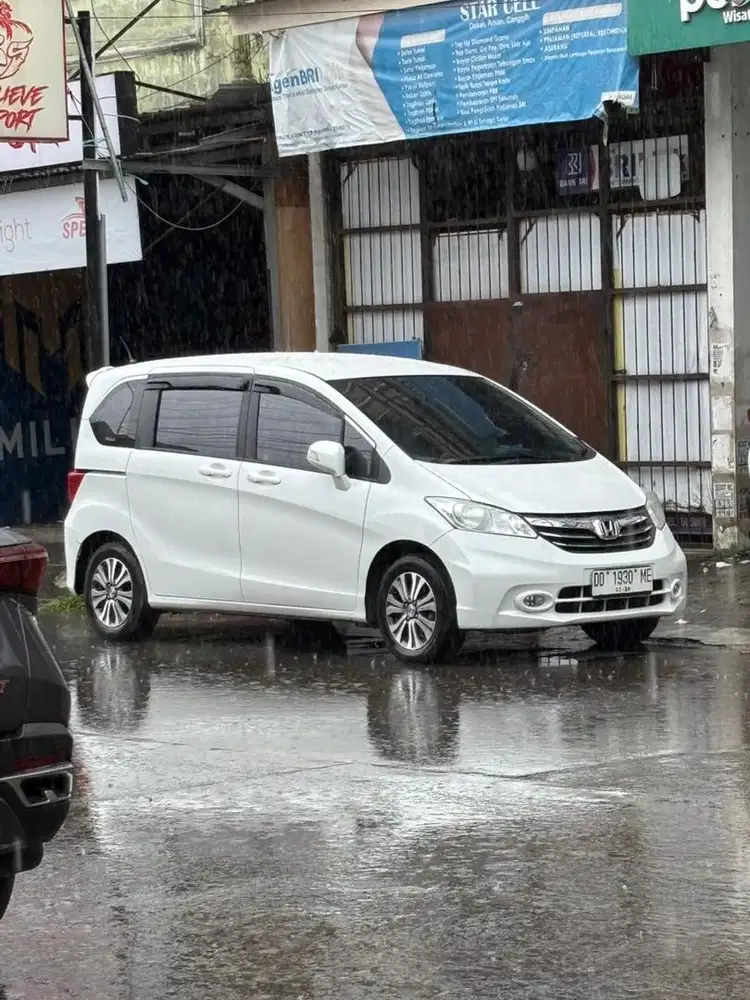 Honda freed E PSD 2013 Facelift Putih Low Km 87rb terawat