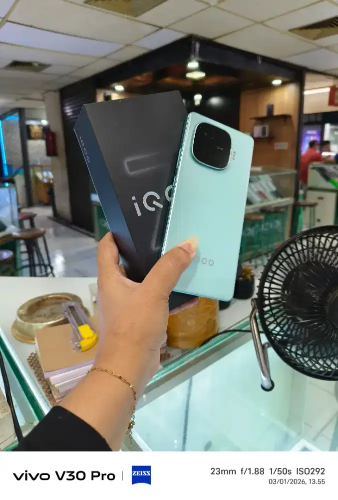 iqoo z9 5g 12/256 secen like new