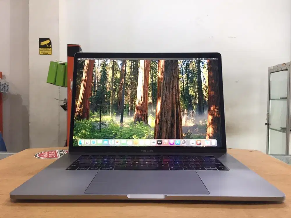 Macbook Pro Touchbar 15 2019 Core i7 Ram 16GB SSD 512GB VGA 4GB Mulus
