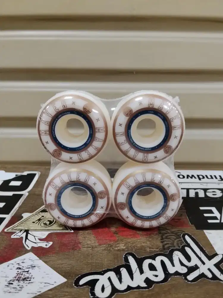 Skateboard wheels Maven logo 52mm