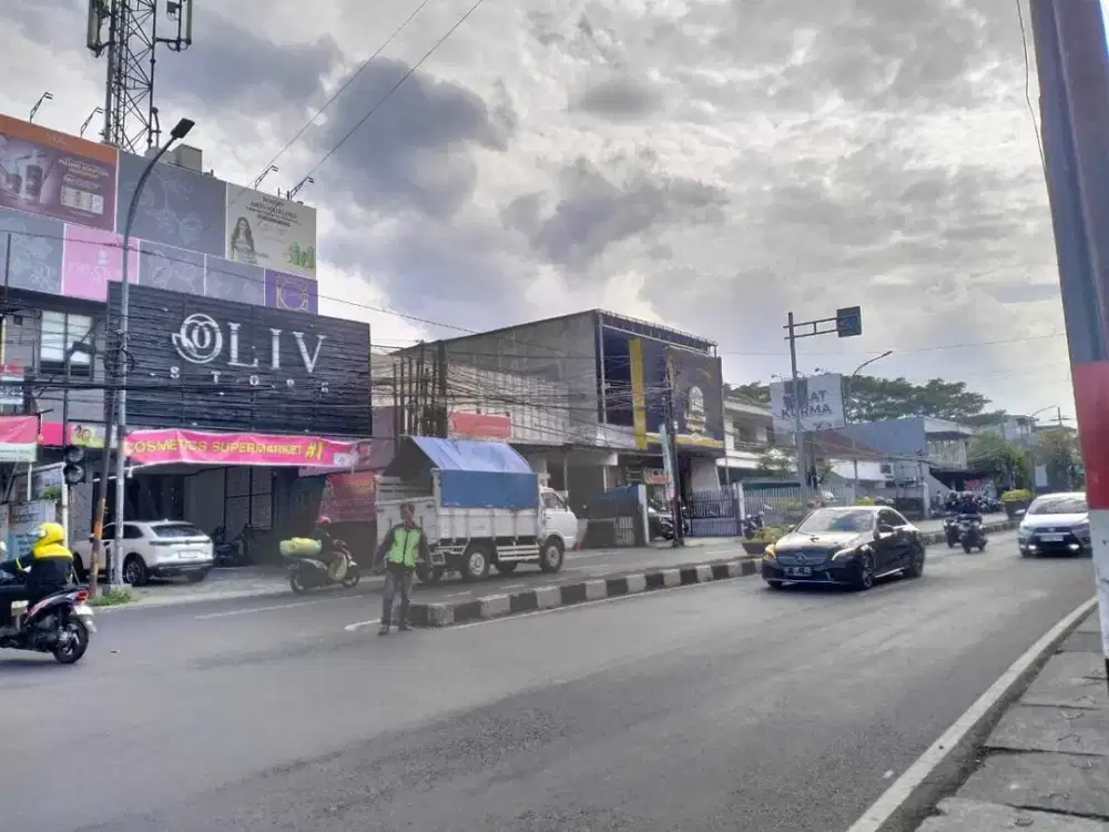 Poros Jalan Raya Suhat Kantor Rumah Kota Malang