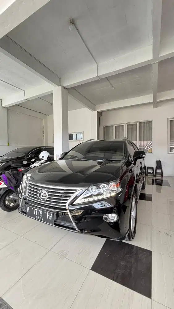 Poles salon mobil panggilan