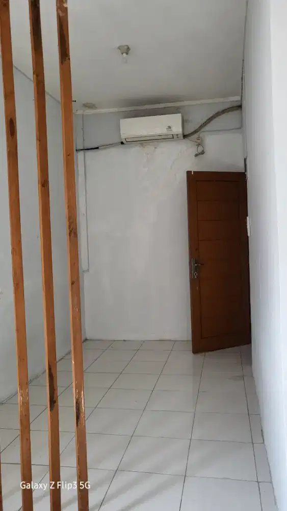 Di kontrakan rumah