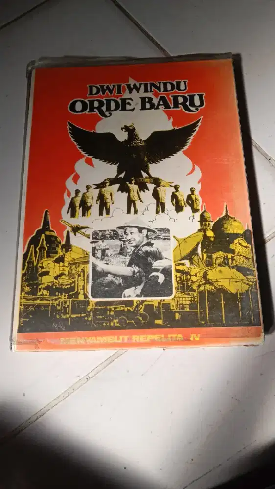 Buku lawas monumen pancasila