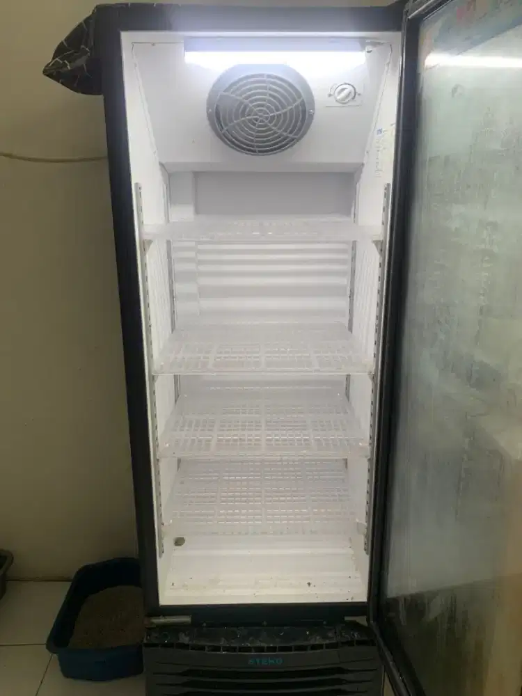 Showcase bekas steko