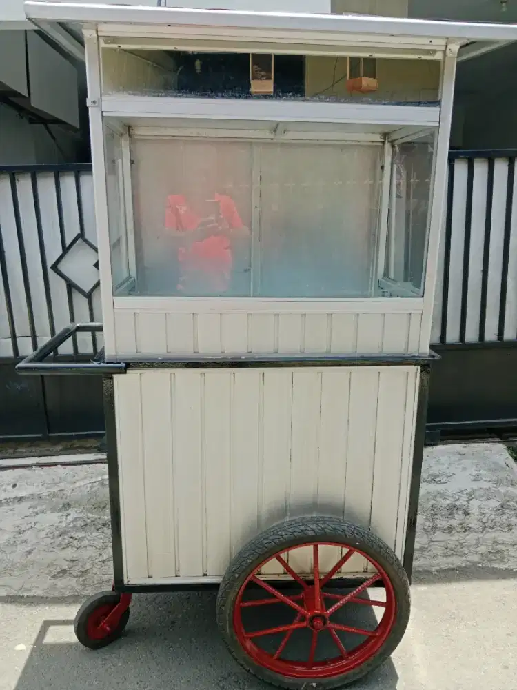 Gerobak alumunium bekas jualan kue ( nego tipis  )