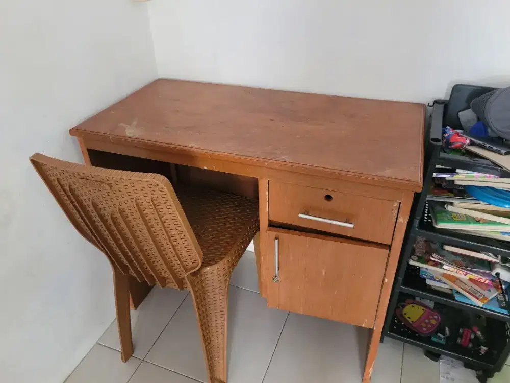 Meja kerja, kursi informa dan napoly